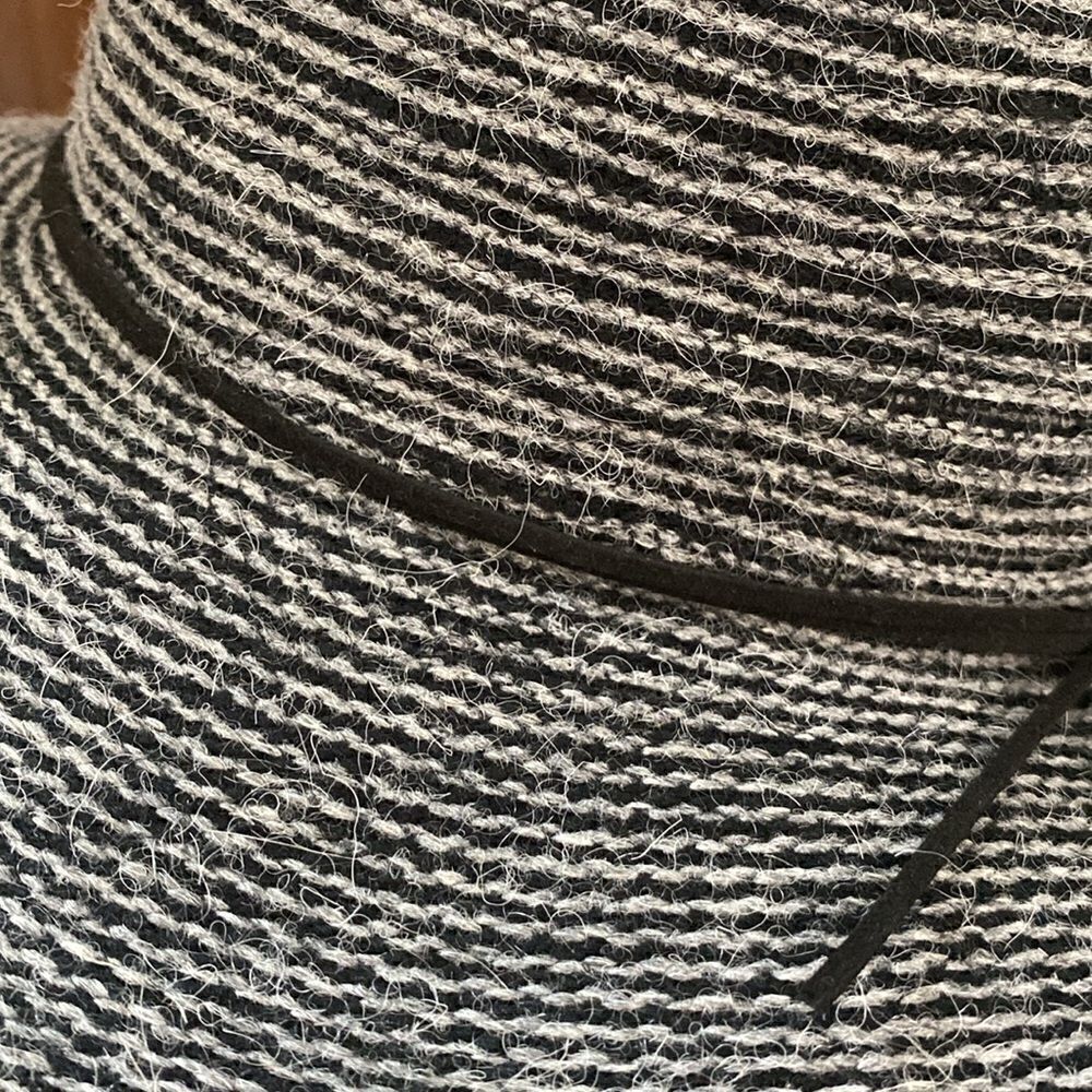 Gray hat  - Picture 7 of 12